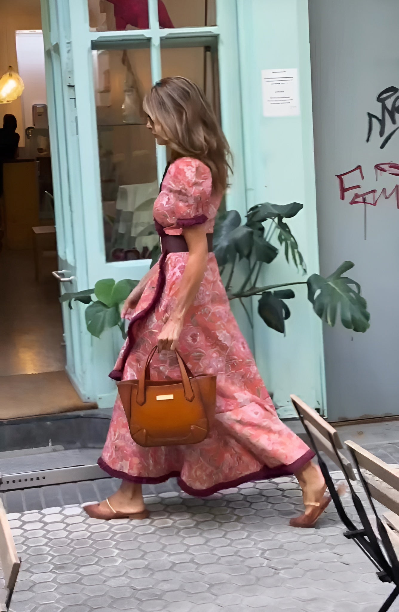Clodagh – Elegant rosa maxiklänning med korta ärmar