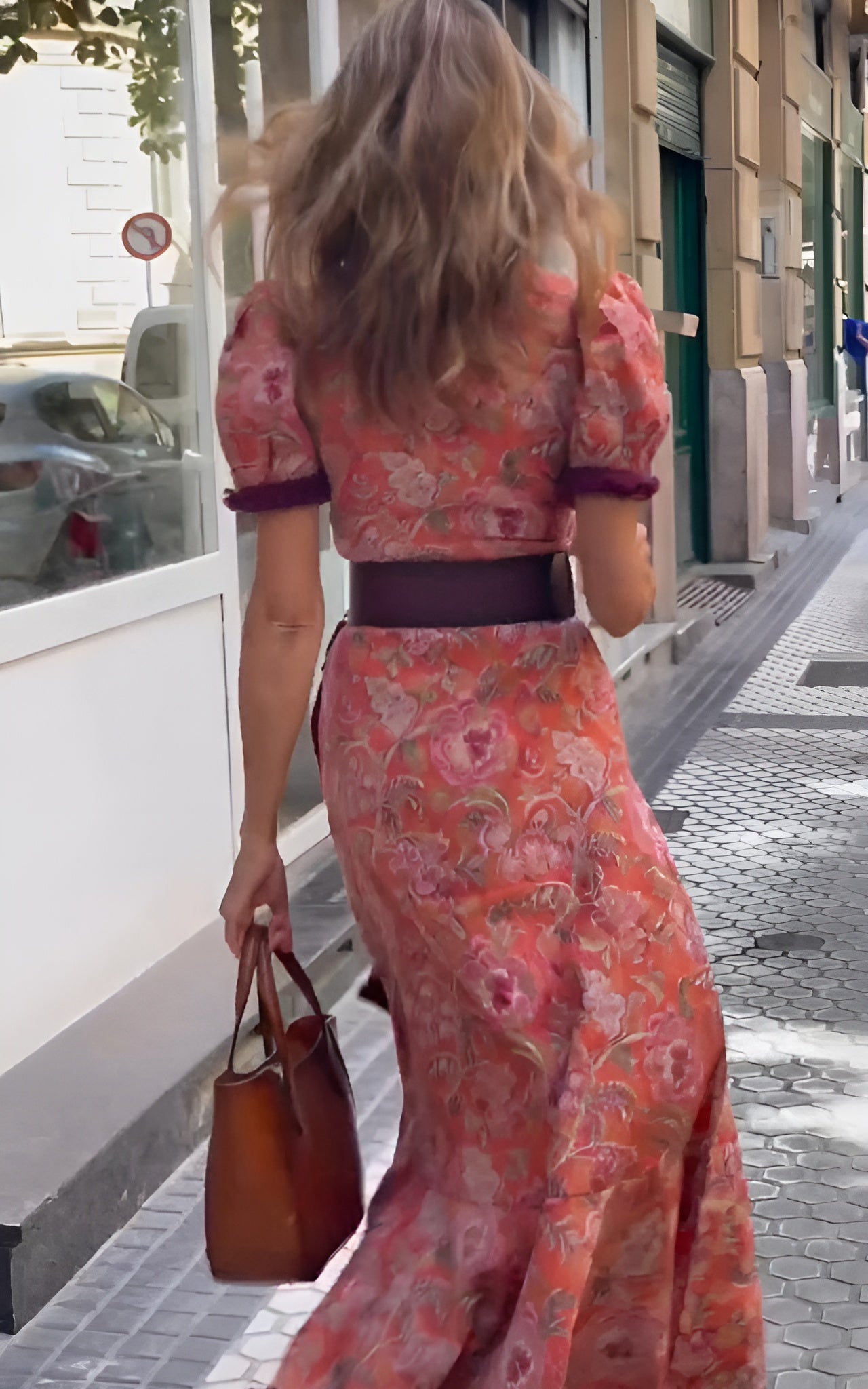 Clodagh – Elegant rosa maxiklänning med korta ärmar