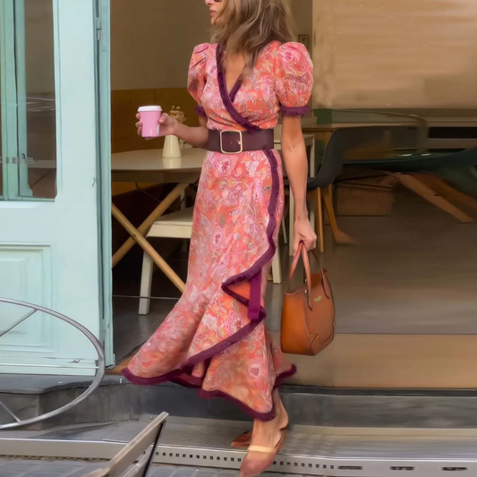Clodagh – Elegant rosa maxiklänning med korta ärmar