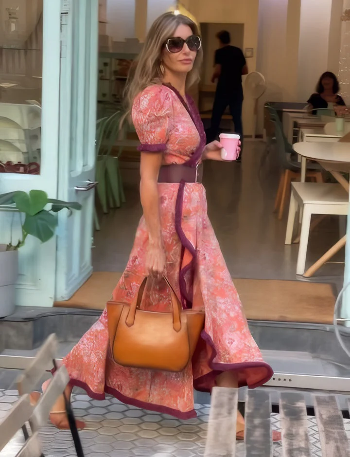 Clodagh – Elegant rosa maxiklänning med korta ärmar
